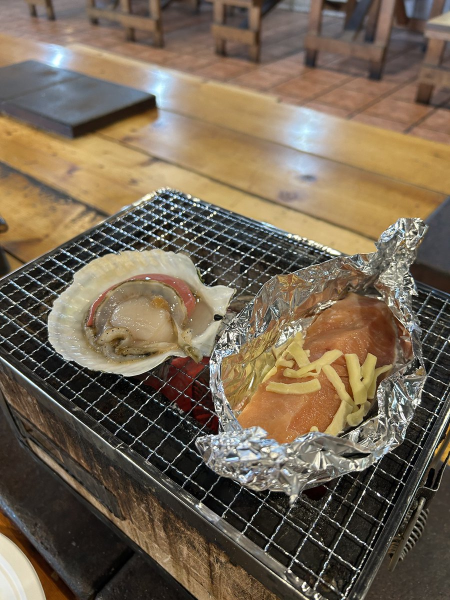 newbugnao's tweet photo. 2日目
お約束の八食センターへ開店と同時に突入。
控えめに言っても最高。
市場でBBQできるって考えた人、天才だわ
案の定、駐車場は山形ナンバーだらけ。
#montedio
#山形サポ八戸遠征 https://t.co/nlcC5cTDuB