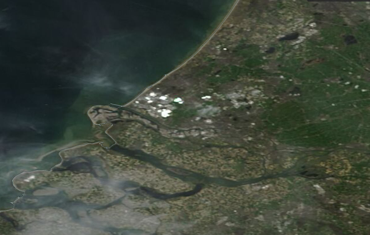 Alpenweerman's tweet image. Nederland vanmiddag gezien vanuit de ruimte. Afgezien van wat ondiepe cumulus wolken en "uitsmerende" #contrails is het de zon die het weerbeeld bepaalt. Mooi ook te zien het reflecterende zonlicht als witte stippen door de glastuinbouw (kassen) in de regio #Westland