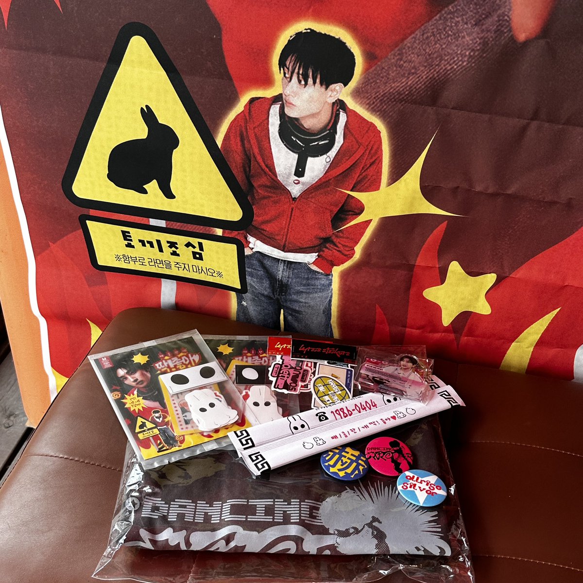 kkilovesspicy's tweet photo. 은혁 세트 주문하신 이혁재 고객님
특전 두고 가셨어요 😅..

#은혁 #EUNHYUK #ウニョク
#은혁생일_틈새를노리는_틈새라면 https://t.co/rsipEohTQR