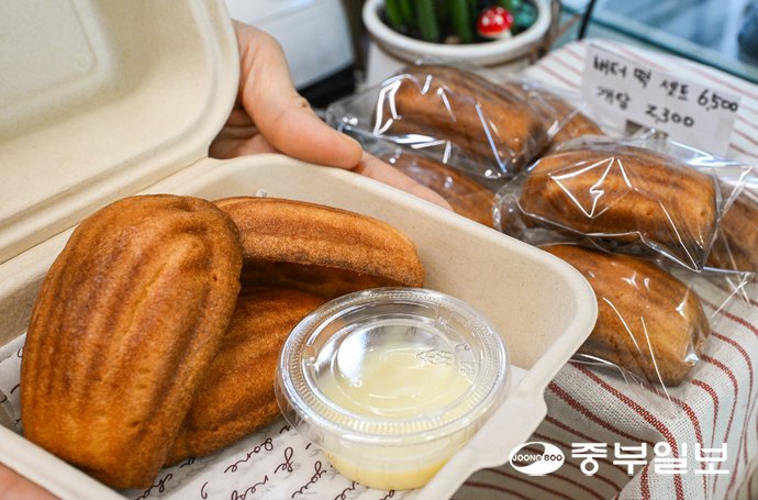 gusipoh's tweet photo. 내돈내산하기 너무 아까워서
누가 제발 사줬으면 좋겠는 음식 top3

두바이 초코하임
두바이 찰떡파이
버터떡 https://t.co/wfarFpuqJd
