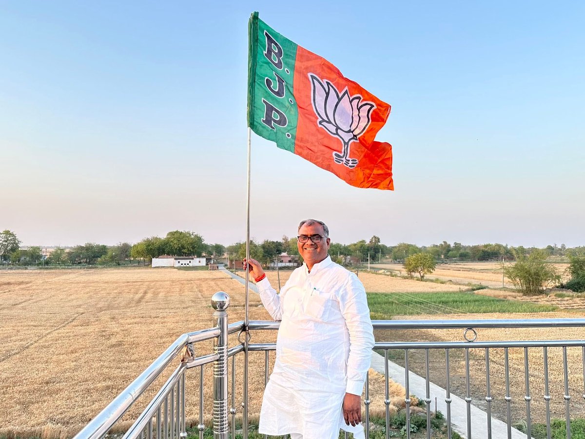 girishyadavbjp's tweet photo. भाजपा स्थापना दिवस के अवसर पर आज अपने आवास समसपुर पनियारिया में पार्टी का झंडा लहराकर राष्ट्र सेवा का संकल्प पुनः दोहराया। #47YearsOfNationFirst #jaunpur #BJP @BJP4India https://t.co/VDLb1FuYeb