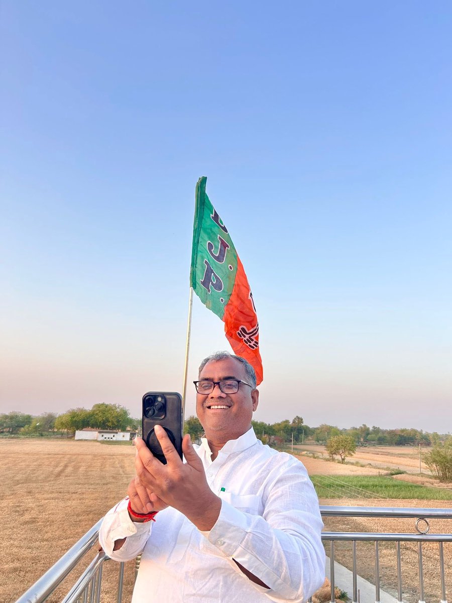 girishyadavbjp's tweet photo. भाजपा स्थापना दिवस के अवसर पर आज अपने आवास समसपुर पनियारिया में पार्टी का झंडा लहराकर राष्ट्र सेवा का संकल्प पुनः दोहराया। #47YearsOfNationFirst #jaunpur #BJP @BJP4India https://t.co/VDLb1FuYeb