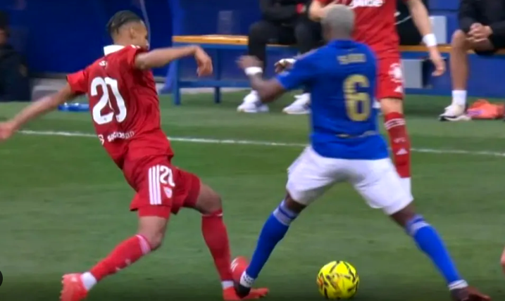 Aquí tienes 2 del Oviedo del partido de ayer bien frescas.

No eres más tonto porque no te entrenas.