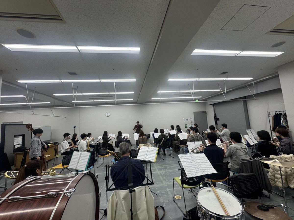 昨日は新年度初の練習でした🌸
M指揮者のもと「鷲の舞うところ」、少しだけ「威風堂々」も合奏しました。
チャイムを「チャイムちゃん」と呼ぶM指揮者に、チャイムって女の子やったんかと驚く団員が多数いましたね🤔
見学者さんも2名来られました！またお待ちしております( ˙꒳​˙  )͟͟͞͞ =