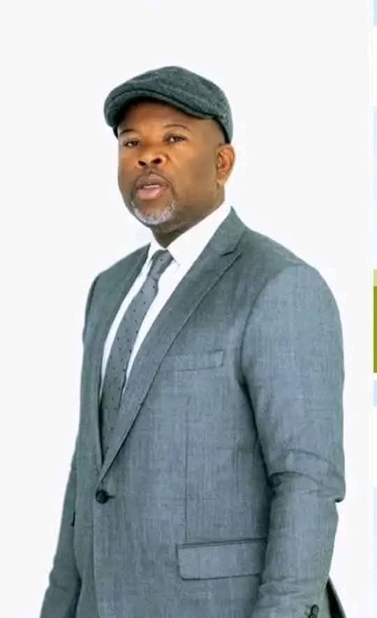 MarleyVuvu's tweet photo. À l’époque, sous le régime de Kabila, une autorité avait été filmée dans une vidéo à caractère sexuel, ce qui avait conduit à l’exigence de sa démission. Aujourd’hui, il semble que certaines autorités se comportent comme des acteurs de pornographie, et chaque trimestre, l’un d’eux se retrouve exposé. Comment pouvez-vous alors exiger, dans vos bureaux, que les visiteurs laissent leurs téléphones à l’antichambre si vous vous montrez incapables de maîtriser vos propres relations non professionnelles ?
Nous exigeons la démission du PCA de l’OGEFREM, monsieur Adolphe Amisi @AdolpheMakutano.