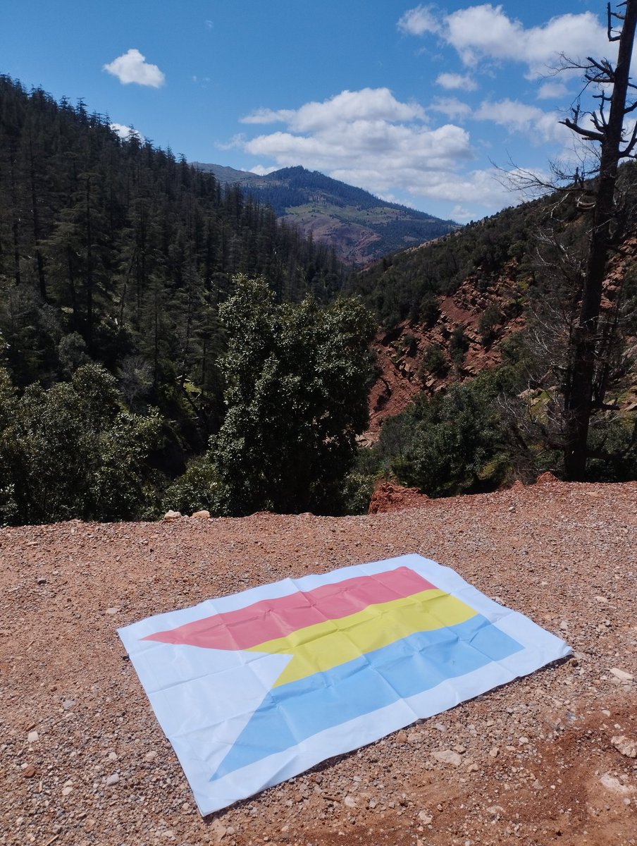 ذكرى استقلال مجيدة ايتما دشاتما
Le 6 avril la déclaration d'indépendance de l'Azawad.
La lutte continue Azawad harkouk!