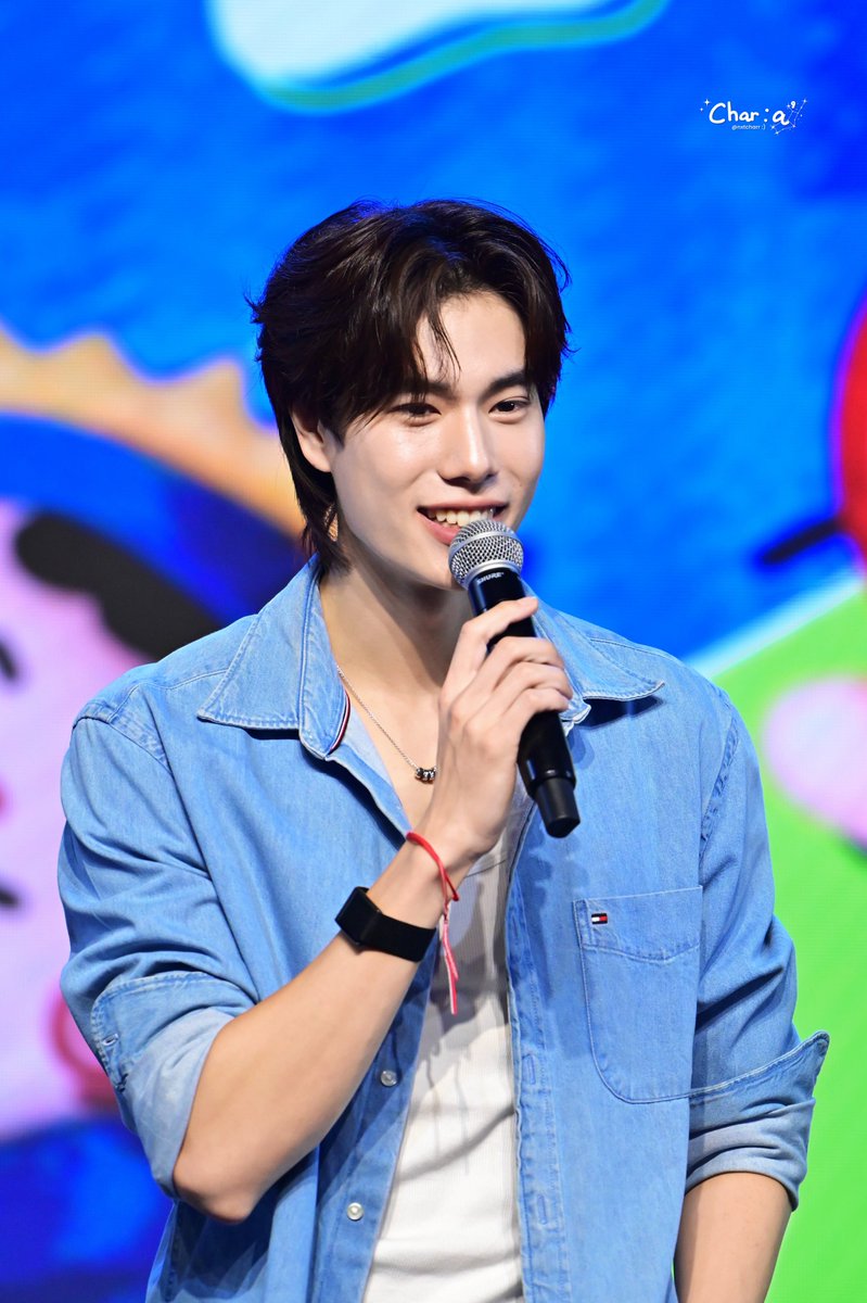 char : a ’ tweet media