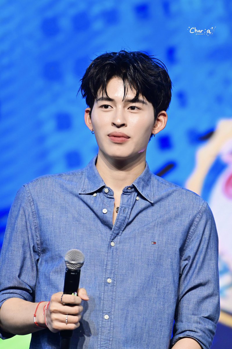 char : a ’ tweet media