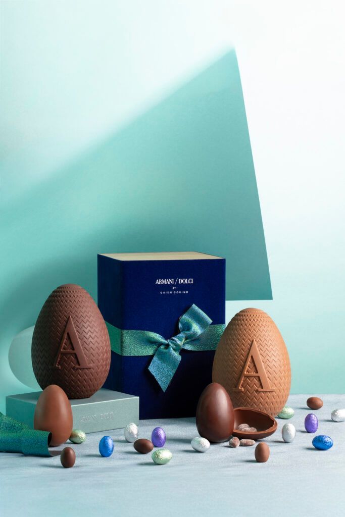 luxsure's tweet photo. Pour @armani, l’œuf de Pâques transpose le textile en chocolat. Motif chevron embossé, surface travaillée. Le goût suit la forme...

https://t.co/sGx9om7wkD 

#ArmaniDolci #GiorgioArmani #ChocolateDesign #FoodCulture #MaterialThinking https://t.co/PQFy80yDYo