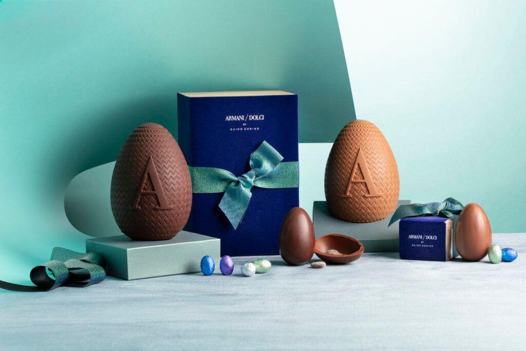 luxsure's tweet photo. Pour @armani, l’œuf de Pâques transpose le textile en chocolat. Motif chevron embossé, surface travaillée. Le goût suit la forme...

https://t.co/sGx9om7wkD 

#ArmaniDolci #GiorgioArmani #ChocolateDesign #FoodCulture #MaterialThinking https://t.co/PQFy80yDYo
