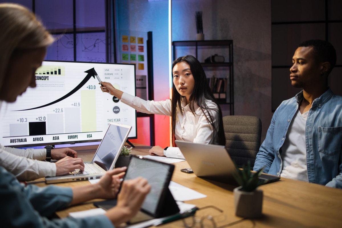 Highforge's tweet photo. The mistake killing your landing page conversions 
You’re talking about features.
Visitors care about outcomes.
 
Instead of:
 “AI-powered dashboard”
 
Say:
 “See what’s working in 30 seconds without spreadsheets” https://t.co/dzNMWLuPxp