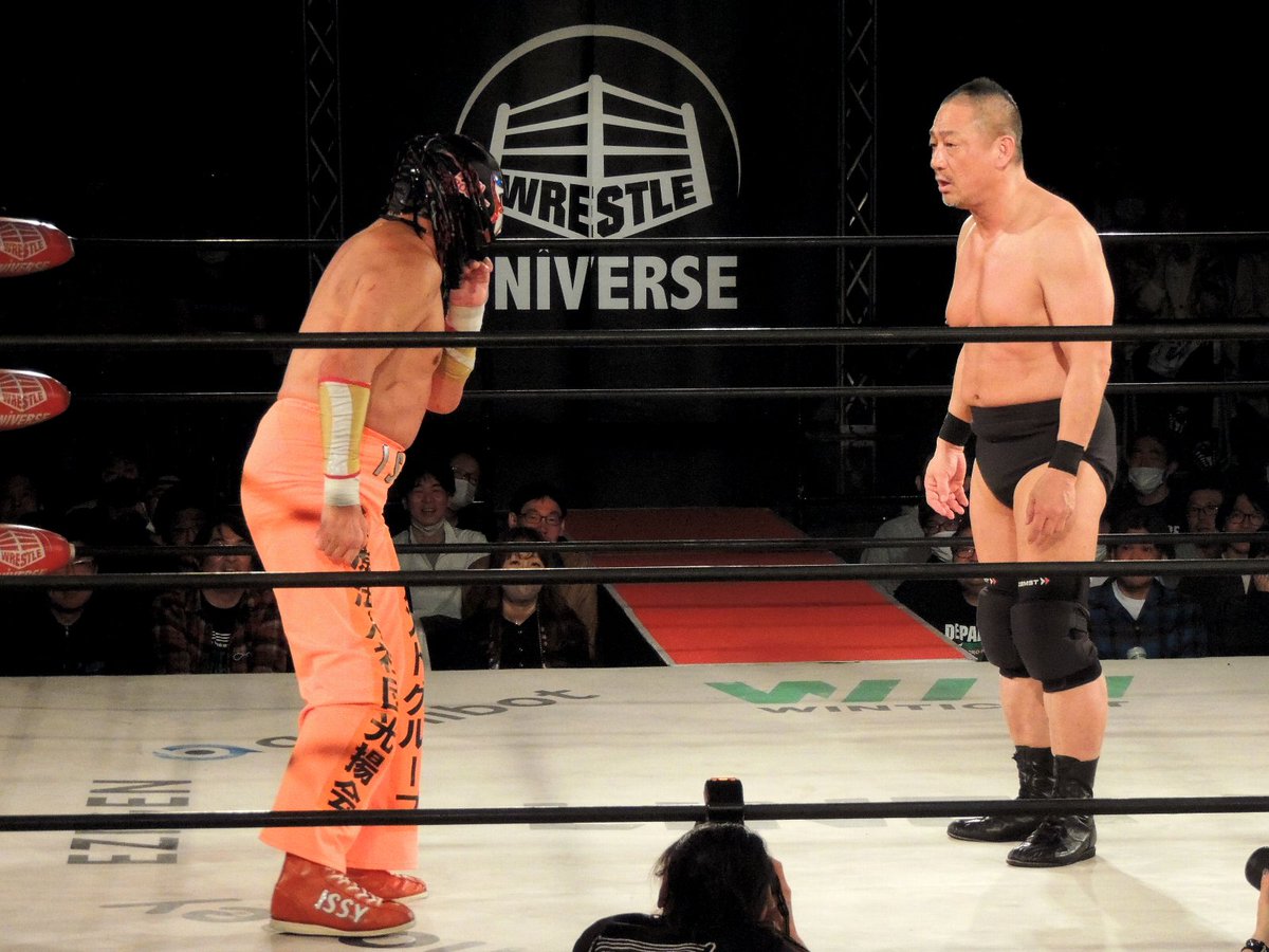 yaroutxt's tweet photo. #universecup 準決勝で #ddtpro 両国国技館初進出以来16年7ヵ月ぶりに実現した2度目の一騎打ち。髙木三四郎から呼び捨てにされたサスケが突じょブチ切れ、元祖「何年選手だコラ!蹴ぇり殺すぞオラ!!」をサク裂させるも、蹴りは出さずに片脚タックルからレッグロックへ。蹴り殺すはフェイント用語説が https://t.co/ytxuuJJb0Y