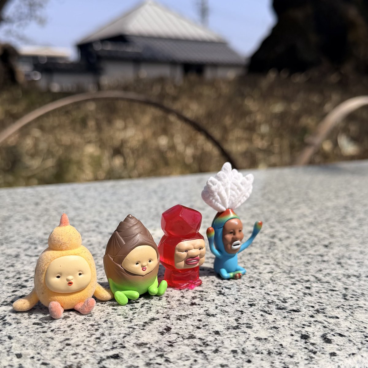 わたしもこびとずかんはまりそう。ネーミングセンスおもしろいし絵のタッチもちょっと不気味でいいよねー。好きなこびとはナツノツマミです。