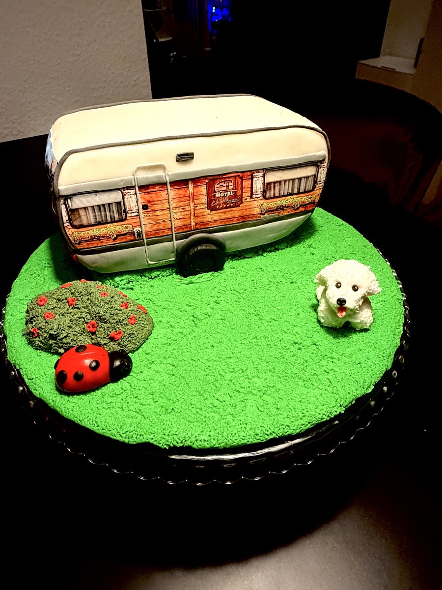 Teichkueche's tweet photo. Ich habe den Familien- Caravan als Torte gemacht! https://t.co/Opj56fzo30