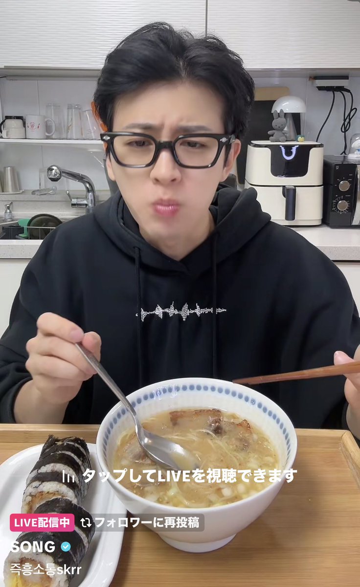 imissyousobad7's tweet photo. ユニョンさん、この時間のラーメンとキンパは飯テロすぎます🤤

#송윤형　#ユニョン　#Yunhyeong #iKON https://t.co/TMMR095sy9