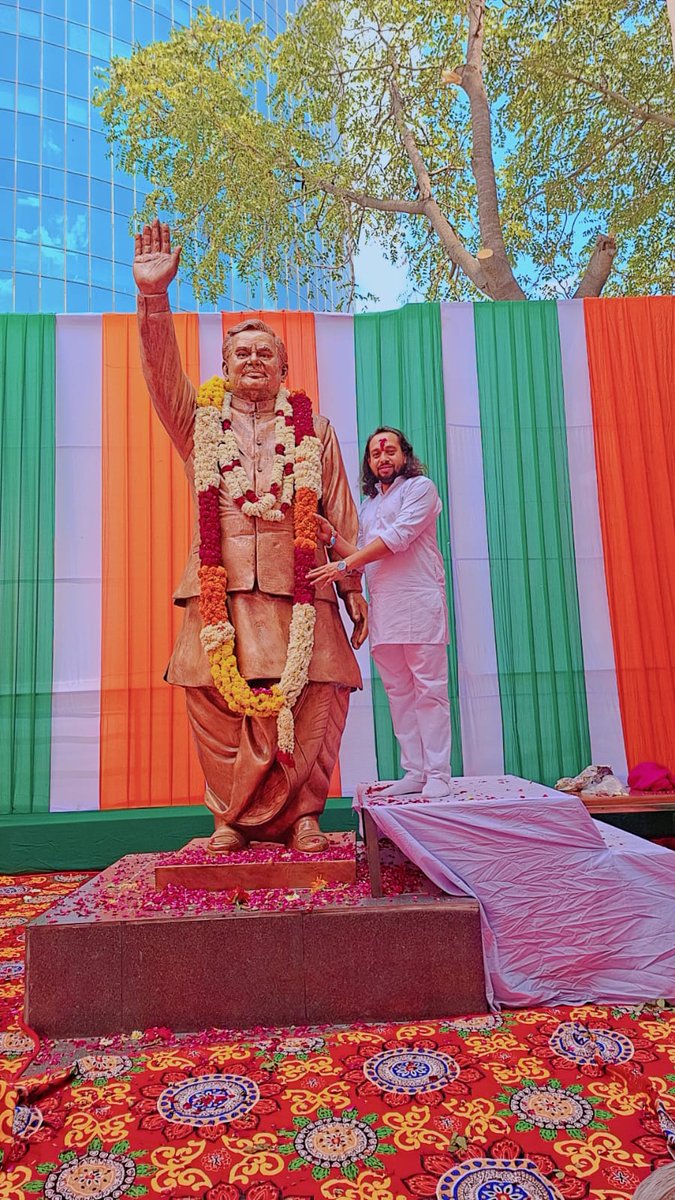 आज भाजपा स्थापना दिवस के शुभ अवसर पर #gurugrambjp के 
"गुरु कमल" कार्यालय पर पूर्व प्रधानमंत्री एवं भारत रत्न स्व. श्री अटल बिहारी बाजपेयी जी की प्रतिमा का अनावरण माननीय मुख्यमंत्री श्री नायाब सैनी जी के हाथों से किया गया। <a href="/BJP4Haryana/">Haryana BJP</a> <a href="/BJPForGurugram/">BJP Gurugram</a> <a href="/BJP4India/">BJP</a>