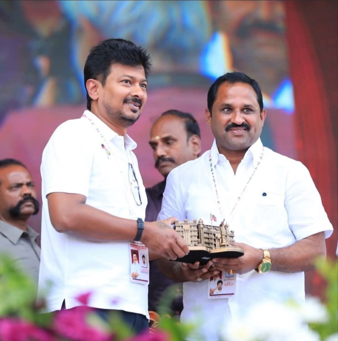 pssrinivasandmk's tweet photo. மதசார்பற்ற முற்போக்கு கூட்டணியின் வேப்பனஹள்ளி சட்டமன்ற தொகுதி வேட்பாளராக என்னை அறிவித்த மாண்புமிகு கழகத் தலைவர் தமிழ்நாடு முதலமைச்சர் தளபதியார் @mkstalin அவர்களுக்கும், மாண்புமிகு கழக இளைஞர் அணி செயலாளர் தமிழ்நாடு துணை முதலமைச்சர் அண்ணன் @Udhaystalin  அவர்களுக்கும், மாண்புமிகு கிருஷ்ணகிரி மாவட்ட பொறுப்பு அமைச்சர் அண்ணன் @r_sakkarapani  அவர்களுக்கும், கிருஷ்ணகிரி மேற்கு மாவட்ட செயலாளர் அண்ணன் @yprakash_mla  அவர்களுக்கும் எனது நன்றியினை உரித்தாக்கி கொண்டு, இன்று சட்டமன்ற தொகுதிக்கான வேட்பு மனு தாக்கல் சூளகிரி தாலுக்கா அலுவலகத்தில் மதியம் 1 மணி அளவில் செலுத்த உள்ளேன். ஆகையால் மாவட்ட கழக துணைச் செயலாளர் அண்ணன் பி.முருகன்.Ex.MLA., அவர்கள் உட்பட அனை��்து மாவட்ட கழக நிர்வாகிகளும், ஒன்றிய கழகச் செயலாளர்கள், ஒன்றிய நிர்வாகிகள், கிளைக் கழக செயலாளர்கள், பாக முகவர்கள், பூத் கமிட்டி நிர்வாகிகள், மதசார்பற்ற முற்போக்கு கூட்டணியின் கூட்டணி கட்சி தலைவர்கள், நிர்வாகிகள் மற்றும் இளைஞர்கள், பொதுமக்கள் அனைவரும் திரண்டு வந்து ஆதரவு தாரீர் என்று மிகவும் பணிவுடன் கேட்டுக்கொள்கிறேன்..

#Veppanahalli_for_DMK
@arivalayam  
@dmk_youthwing
@DMKITwing 
#DMK_Krishnagiri 
#DMK_Hosur