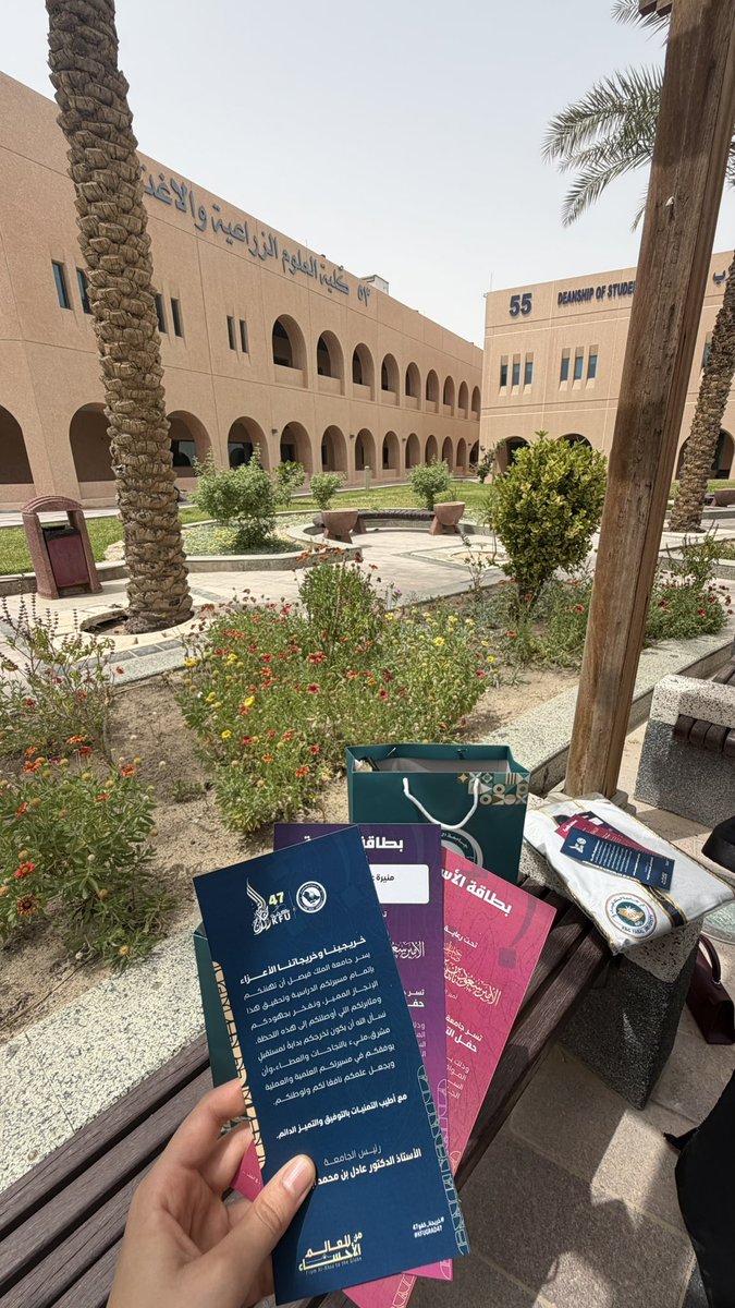 ax_Mn7's tweet photo. 6| April 
أحلى وأعذب اللحظات  
النهايات السعيــــدة🤍

إستلام عباءة التخرج 🎓
" اللهم بلغنا التمام " https://t.co/cFZ2L1RfnP