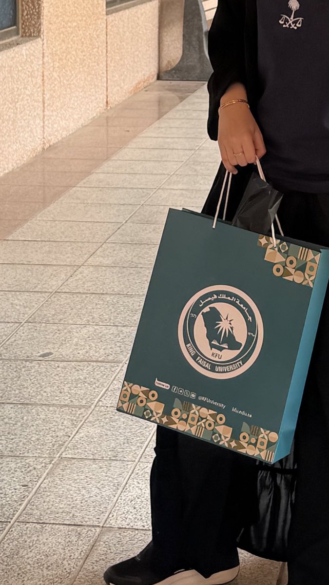 ax_Mn7's tweet photo. 6| April 
أحلى وأعذب اللحظات  
النهايات السعيــــدة🤍

إستلام عباءة التخرج 🎓
" اللهم بلغنا التمام " https://t.co/cFZ2L1RfnP