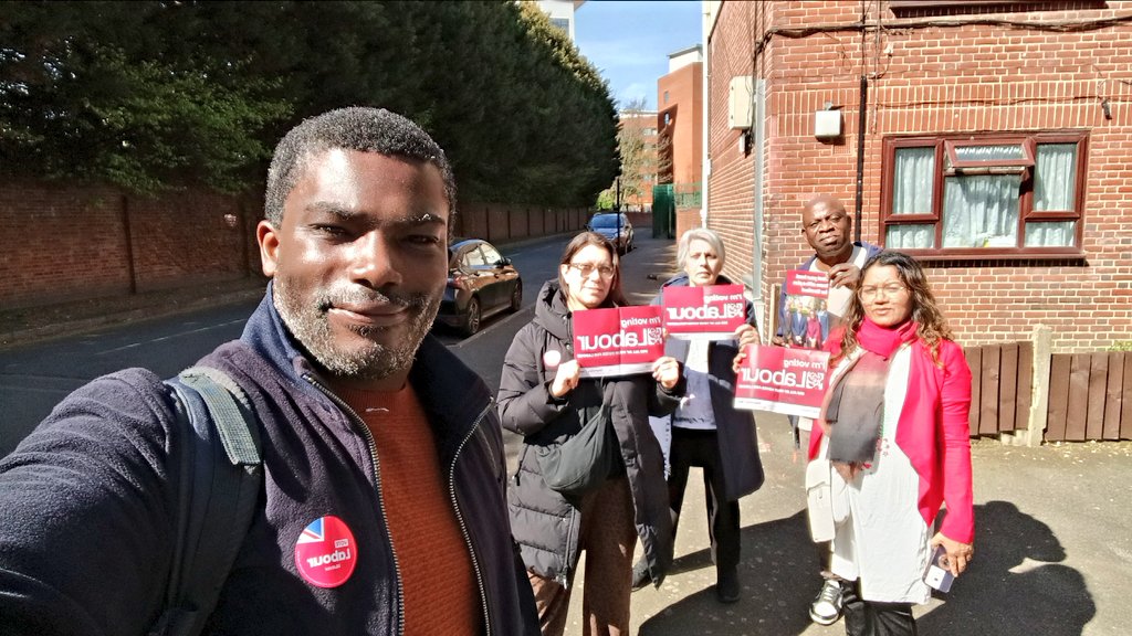 James_Beckles's tweet image. A gloriously sunny day 🌞 to be out leafleting for #Labour in #Stratford. 31 days until the elections on 7 May! Every day and every home reached counts!🌹
#Newham #NewhamLabour