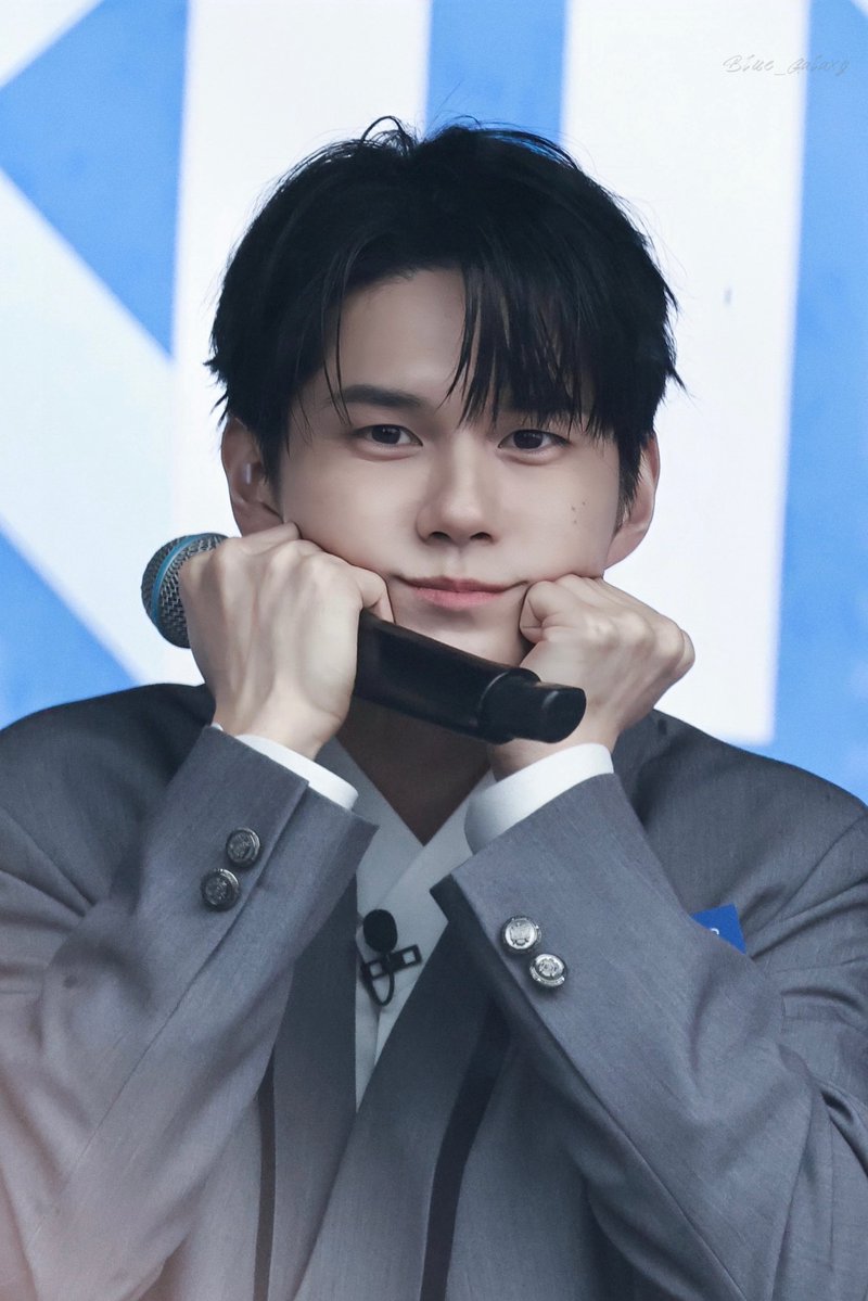 옹성우 얼굴 tweet media