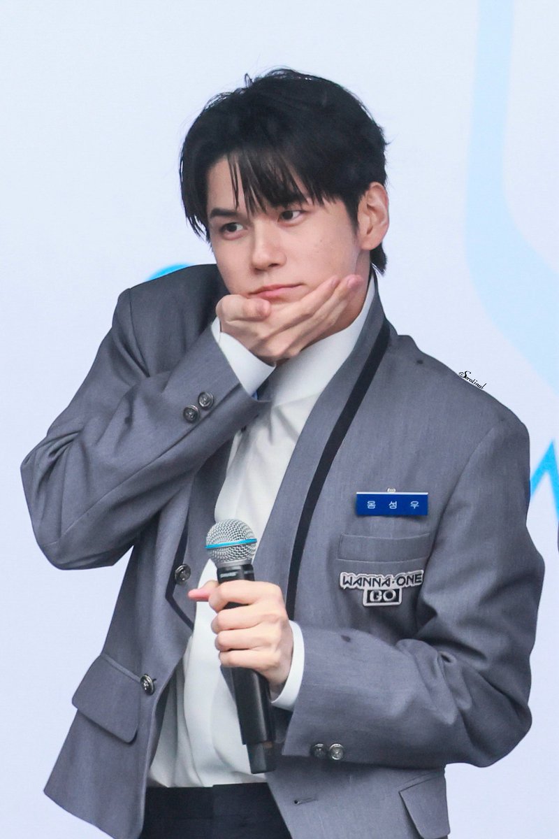 옹성우 얼굴 tweet media