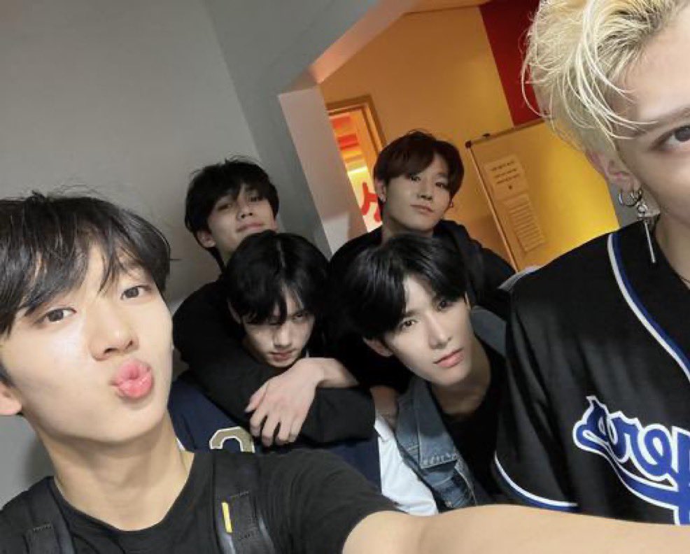 iris ☆ 𝐠𝐨𝐭 𝐡𝐨𝐨𝐤𝐞𝐝 on 이첸🪝 tweet media