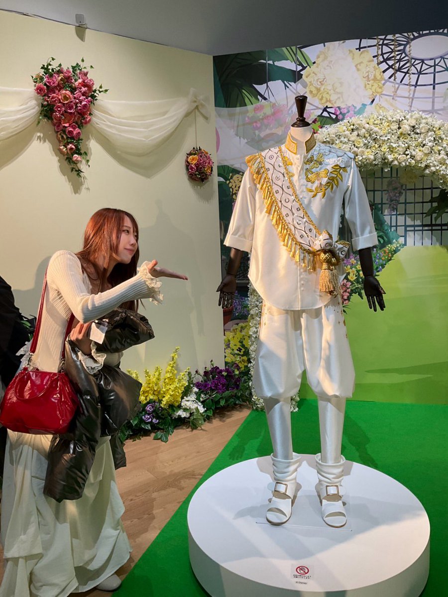 ⚠️自我❗️ガッツリ自我ダヨ❗️気をつけて✋
東京会場が！終わったので！ちょうど１ヶ月前の今日満喫してきたよ〜のご報告😚
こちらはほたちゃんに撮って貰ったしゃっしーん！📸撮るのうますんぎ😘😘
あの〜✨️カリムくゅの衣装、最高でした😍😍😍😍😍
 #ツイステ展