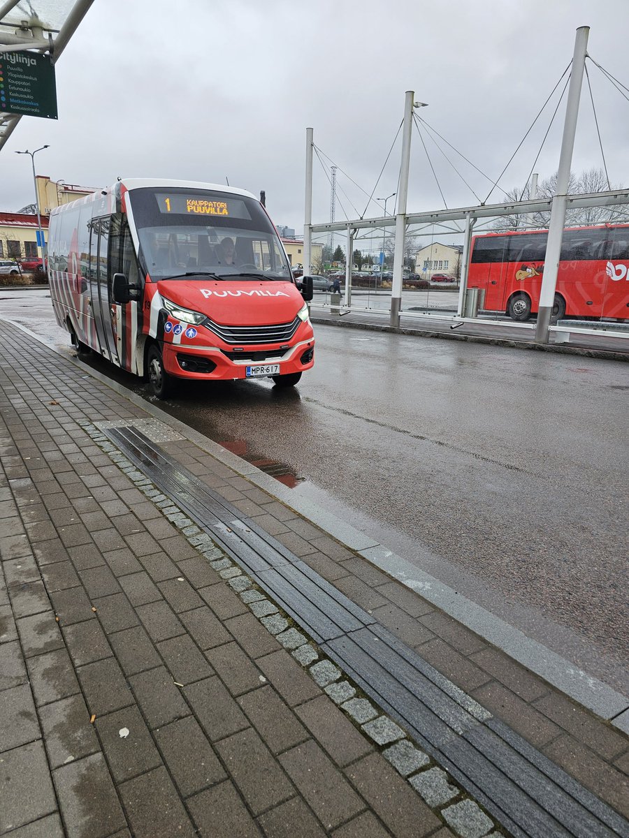 AkiPyysing's tweet image. Euron bussi asemalta hotellille. Toimii pankkikortilla. #HSL ei pysty tähän. #Pori näköjään pystyy.