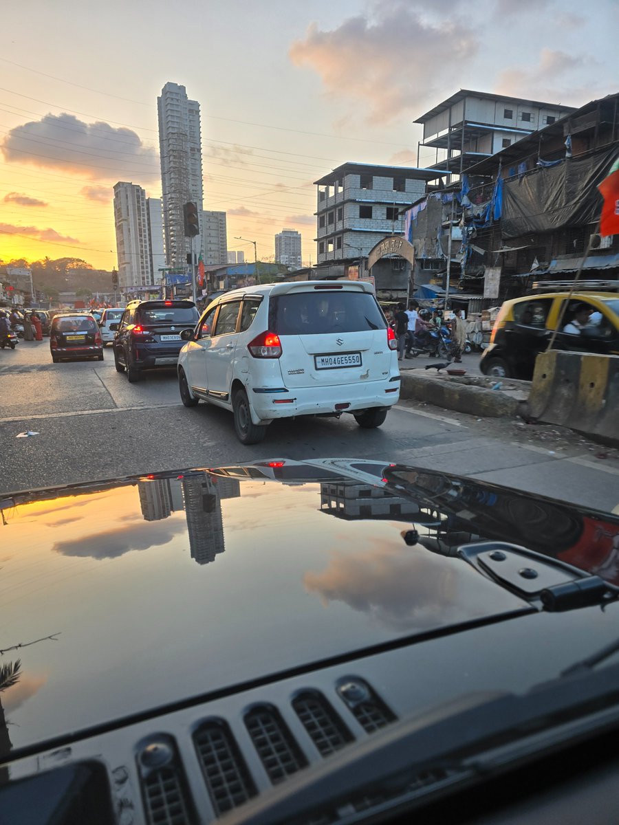 ravisarangan's tweet photo. @MTPHereToHelp this car driver threw a water bottle onto the road and driving recklessly at Rafi ahmed kidwai marg https://t.co/xmsY0yEGpB