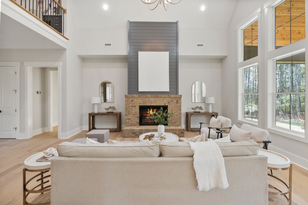 HardingCustmHms's tweet image. Where comfort meets craftsmanship 🔥 This custom fireplace isn’t just a feature, it’s the heart of the living room, designed for cozy nights and lasting memories.
#HardingCustomHomes #CustomBuilt #CustomHomeBuilder #Carolinas