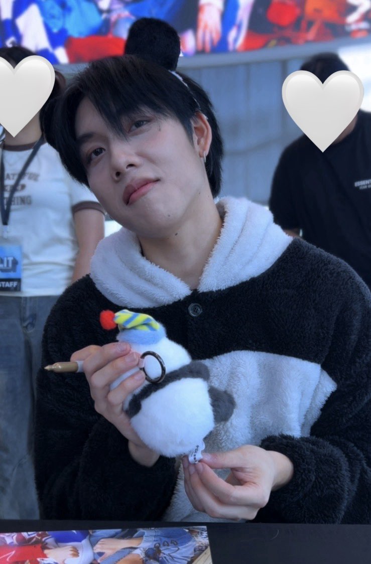 J.◜◡◝ 👑 tweet media