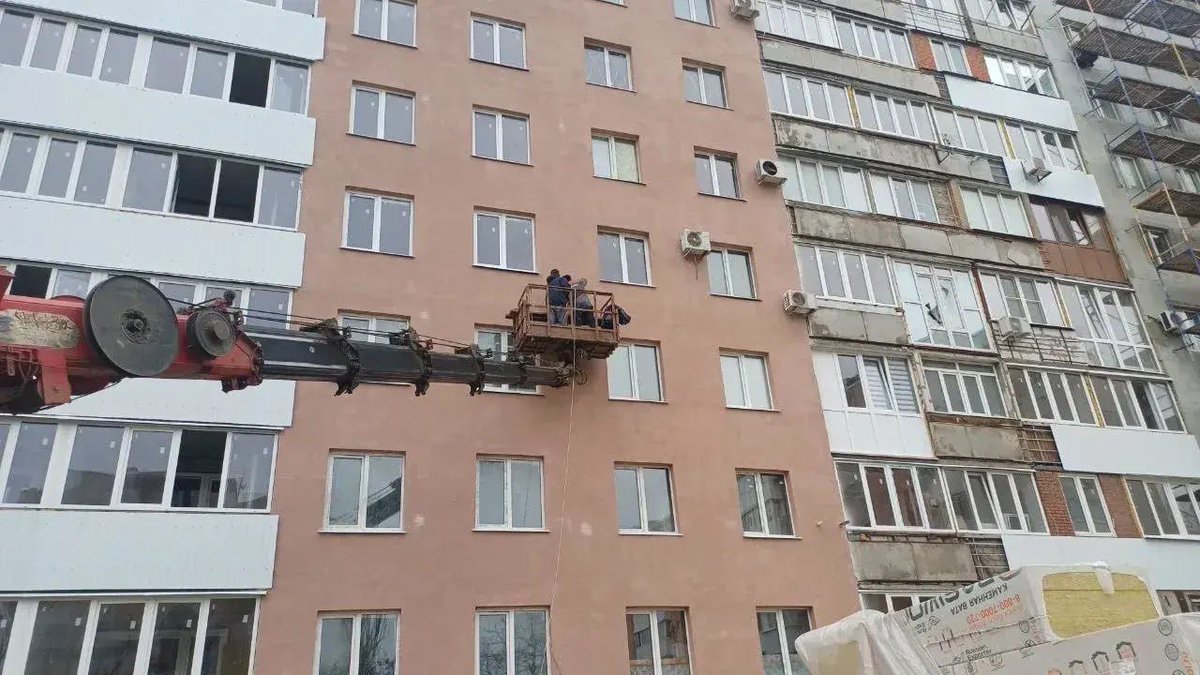 News_of_Donbass's tweet image. 🏗 Digest of the restoration work in the #DPR over the past week:

➡️ In #Mariupol, several apartment buildings have been restored: on Peizazhnaya Street, Granitnaya Street, Tsybulko Street, and Pashkovskogo Street. A range of work has been completed in all buildings, including