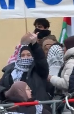 HoolauHoop1234's tweet photo. Der "Jounalist" 🤣🤣🤣🤣 Walid zeigt anscheinend gerne und Vorallem Frauen an die den 🖕zeigen!! Die Frage ist zeigt er sich auch selber an?? Oder die aus dem Pali-Block aus der Kundgebung vorm Babylon Kino!!
Quelle Video: TikTok Livestream; Walid47
Quelle Foto: TikTok badawitch https://t.co/wUqYxh3V83