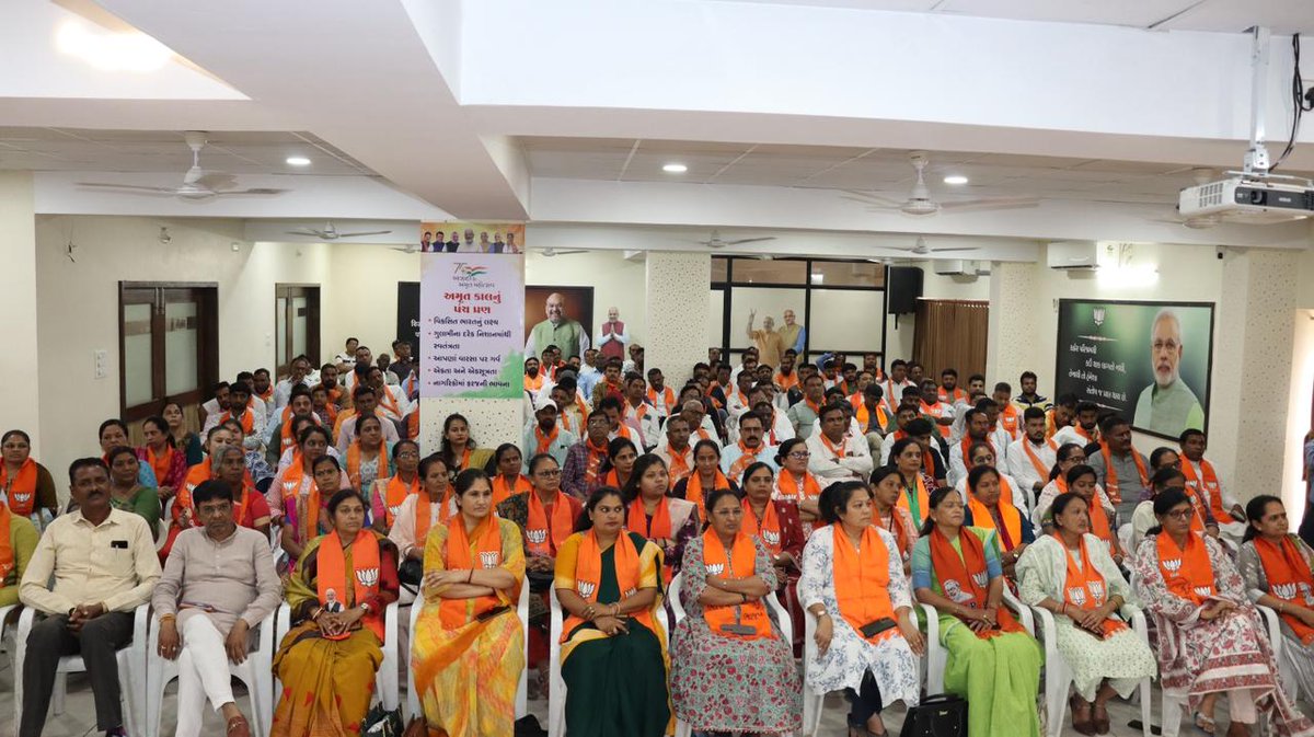 devusinh's tweet photo. ભારતીય જનતા પક્ષના સ્થાપના દિન નિમિત્તે ખેડા જિલ્લા ભાજપ કાર્યાલય, નડિયાદ ખાતે વક્તાશ્રી ભરતભાઇ પંડયાની ઉપસ્થિતિમાં કાર્યક્રમ યોજાયો. 

જિલ્લા પ્રમુખ શ્રીમતી નયનાબેન પટેલ, ધારાસભ્ય શ્રી કલ્પેશભાઈ પરમાર,  જિલ્લા મહામંત્રીશ્રી અમિતભાઈ ડાભી, પૂર્વ પ્રદેશ કારોબારી સભ્ય શ્રીમતી જ્હાન્વીબેન વ્યાસ, શ્રી વિનુભાઈ પટેલ, ચૂંટાયેલા પ્રતિનિધિઓ, જિલ્લાના હોદ્દેદારો, જિલ્લા કારોબારી સભ્યો, સહકારી આગેવાનો, મોરચાના હોદ્દેદારો, મંડલના હોદ્દેદારો તથા કાર્યકર્તાઓ ઉપસ્થિત રહ્યા.