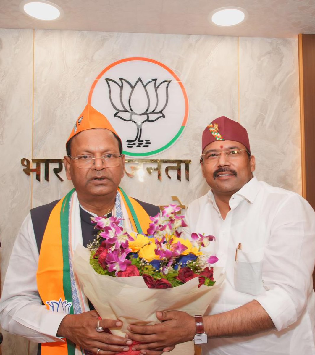 kamlesh4lmp's tweet photo. भारतीय जनता पार्टी के 47 वें स्थापना दिवस के अवसर पर @BJP4UP के लोकप्रिय माननीय प्रदेश अध्यक्ष एवं केन्द्रीय वित्त राज्य मंत्री श्री @mppchaudhary जी से प्रदेश मुख्यालय पर भेंटकर शुभकामनाएं एवं बधाई दिया।

@BJP4India
#KamleshMishra #kamlesh4lmp https://t.co/M6ZTu0xdKh