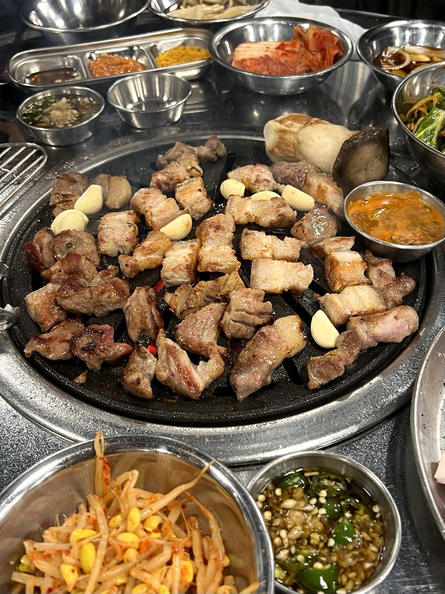 먹돈이 tweet media