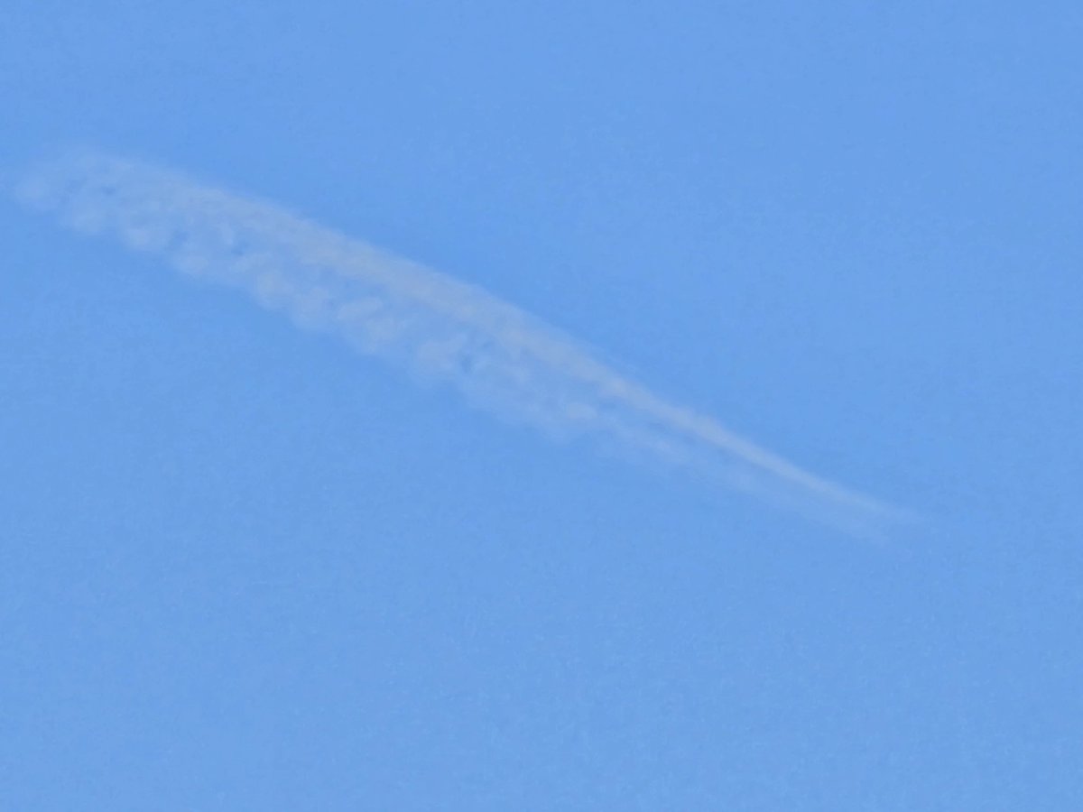 SpanglishBloke's tweet photo. @Ryanair turning the poison on and off to create shorter streaks doesn't make any less visible. #Skyrats #Geoengineering #BoycottRyanair #PlanetKillers https://t.co/iXtNPgBVNp