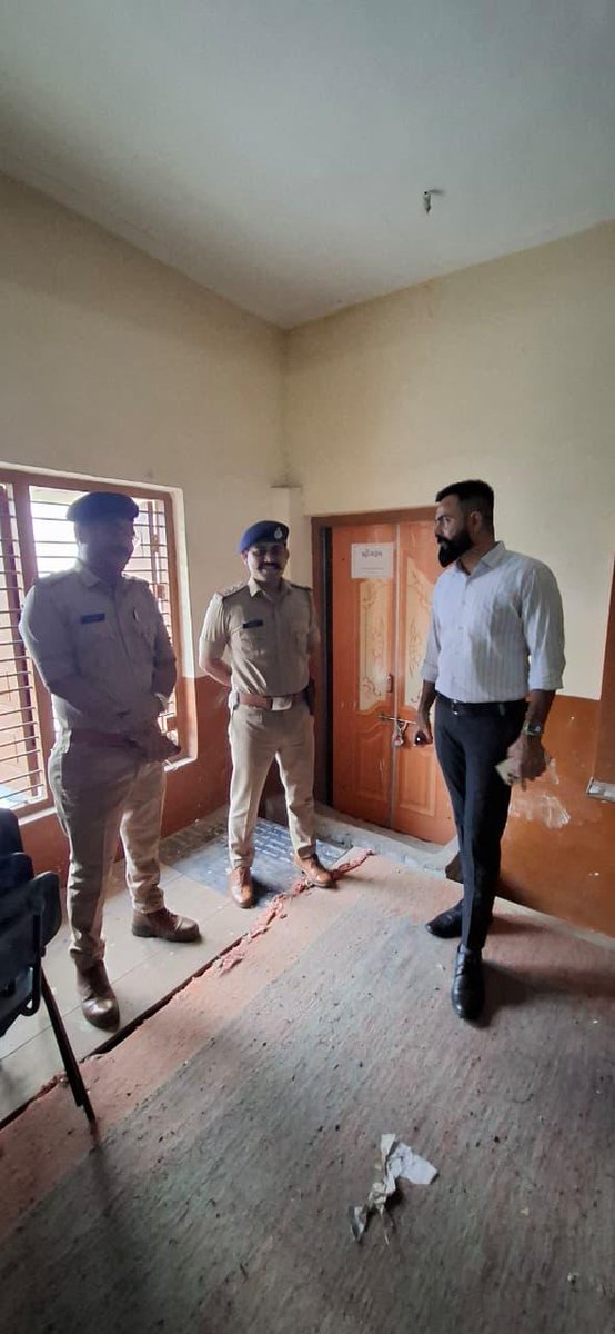 ચૂંટણી અધિકારીશ્રી, બરવાળા નગરપાલિકા અને પ્રાંત અધિકારીશ્રી-બરવાળાની હાજરીમાં બરવાળા નગરપાલિકા સામાન્ય ચૂંટણી-૨૦૨૬ માટે મતદાન મથકે ઉપયોગમાં લેવાના ઇવીએમ આજ રોજ સ્ટ્રોંગરૂમમાં મૂકી, રૂમને સીલ કરવામાં આવ્યો. <a href="/CMOGuj/">CMO Gujarat</a> <a href="/Collectorbotad/">Collector & DM Botad</a> <a href="/InfoBotadGoG/">Info Botad GoG</a> <a href="/InfoGujarat/">Gujarat Information</a> @