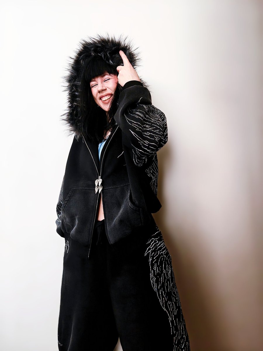 *Romanticizing* myself today 🖤