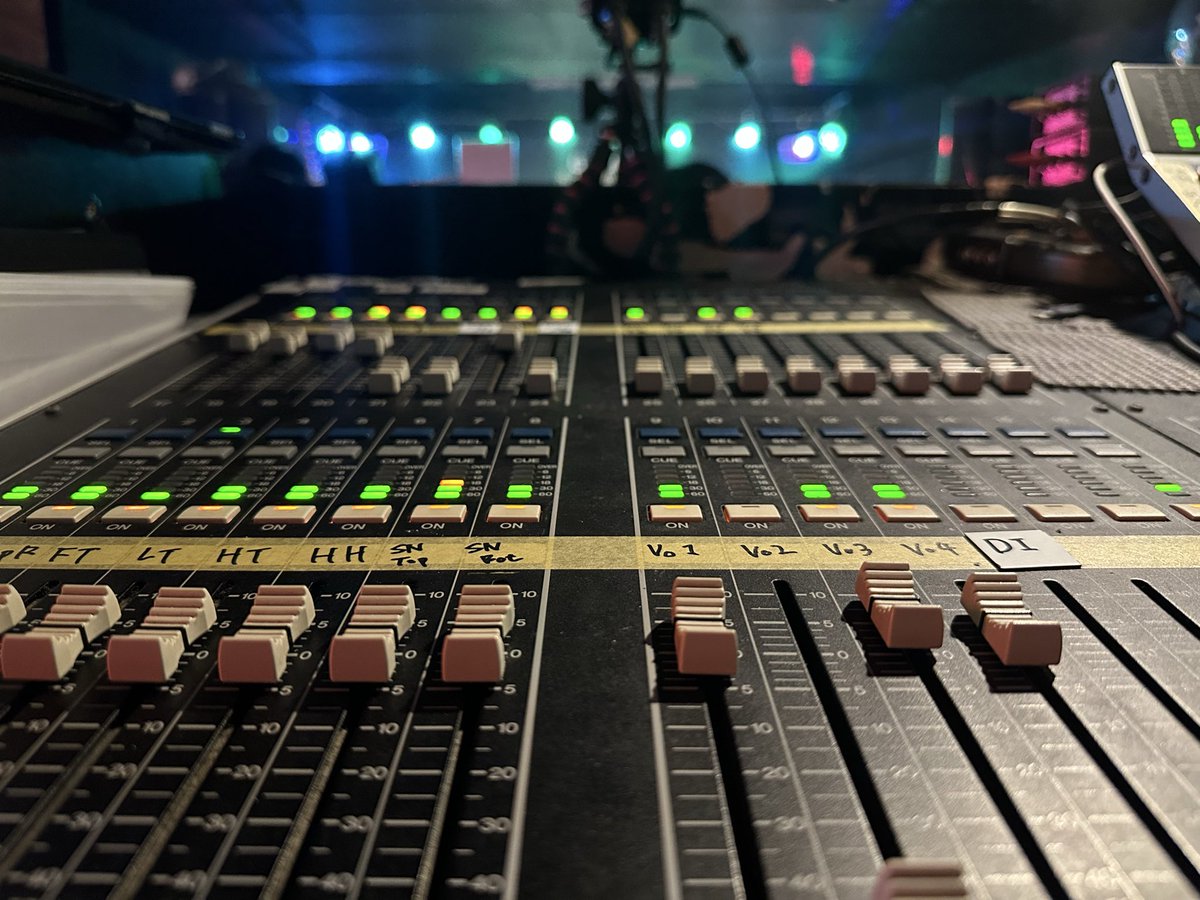 100日後に閉店するLIVEHOUSEのPA前シン tweet media