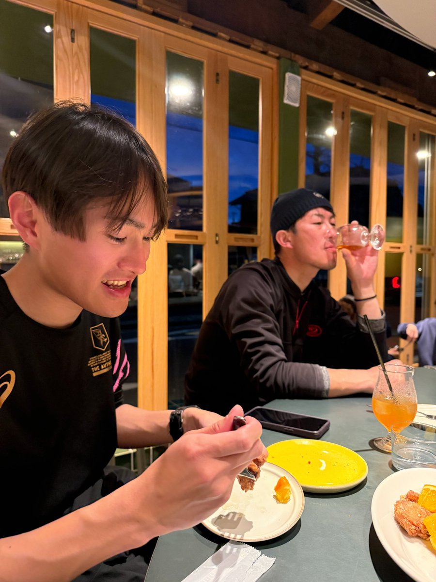 shonandive's tweet photo. インストラクターコース参加中の若手のホープと同僚のおじさんと呑んだり食べたり。

もう歳が倍以上違うので、、おじさんとして何ができ���か、、考えつつ、できることはやりましょう！

#ダイビング https://t.co/ltIgkRI4xT