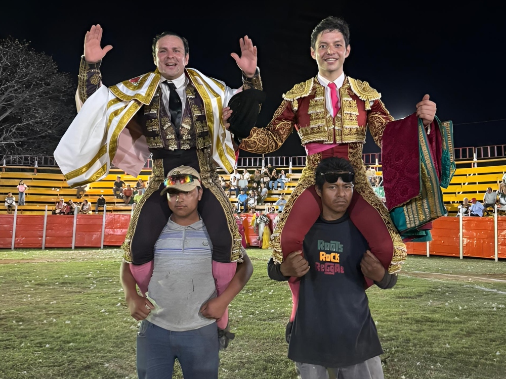 Comparten salida a hombros en Santa Cruz Pueblo 
peninsulataurina.com/2026/04/compar…