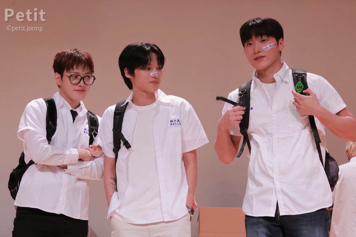 heartinsani's tweet photo. even the way they wear their backpacks SAYS ALOT about their personalities https://t.co/Sd6ZD1Xtkw