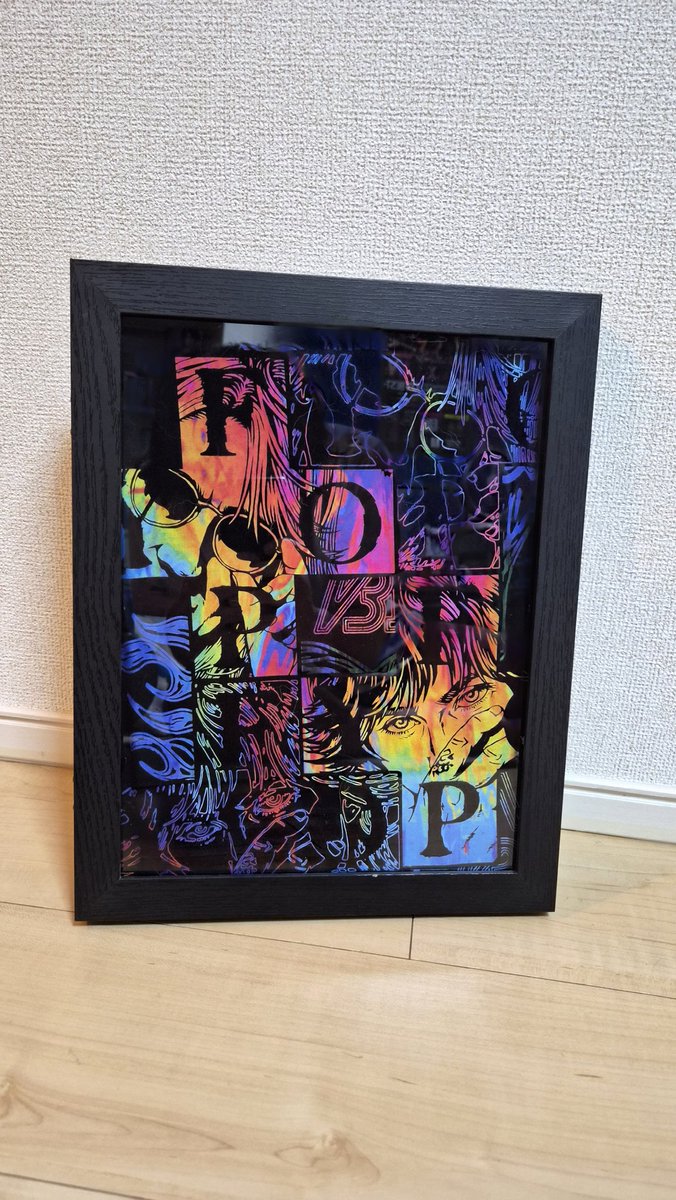 bz_ryohey's tweet image. ライブ音源のダイジェストが公開されてワクワクさんのなか、ワクワクさんをしてTシャツを額縁に入れてみました🤗
2バージョンだとどちらがよろしおすか🤔？
#Bz
#FYOP
#Tシャツ
#チワワが写りたがる