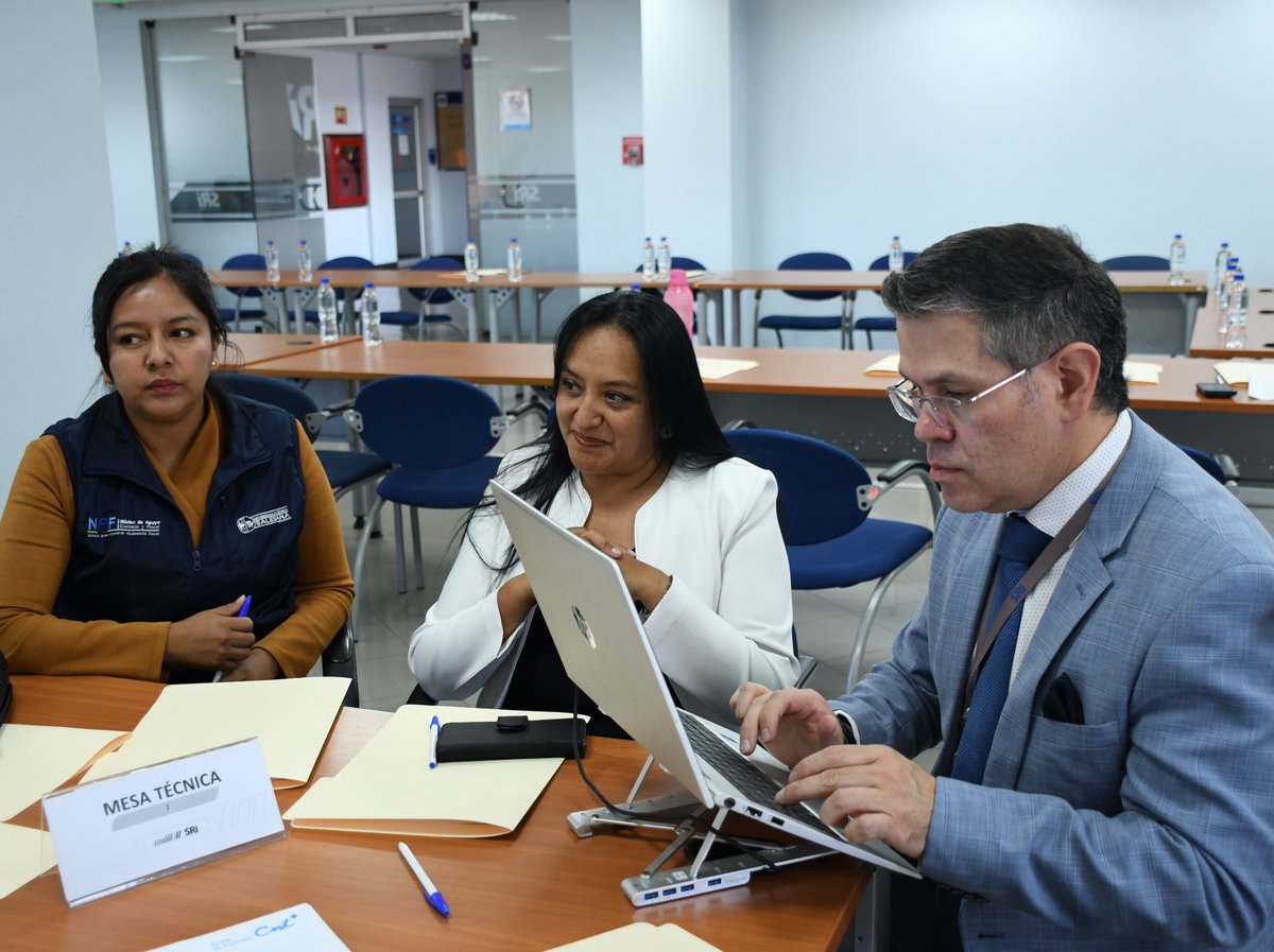 upsalesianaec's tweet image. 🧑‍💻 La #UPS, sede  #Cuenca, participó en las Mesas Técnicas para el fortalecimiento del portal web del @SRIoficialEc, colaborando junto a otras universidades y representantes de la tercera edad. 

💻 Esta iniciativa busca vincular la excelencia académica con el ámbito profesional