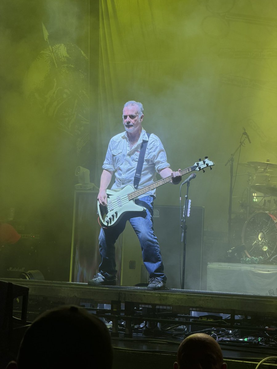 cortezonPL's tweet image. Po kolei z wczoraj #Exodus #Carcass #Kreator no i ja 🫣 

Mówię do kolegi: 
- Idziemy w mosh pit?
- Za stary jestem 
- No to potrzymaj mi piwo. 

No i on to piwo mi potrzymał..