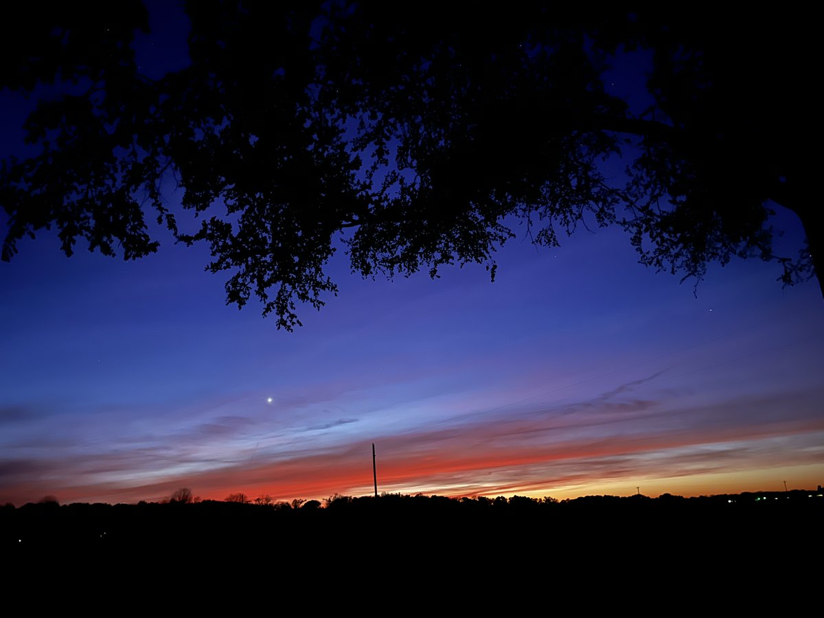 PatWalkerWX's tweet image. Beautiful sunsets to #EasterSunday in Arkansas.  📷Kenneth Howell (Pine Bluff), Linda Skipper (Holly Grove), Terrie Collins (Keo)  #ARWX