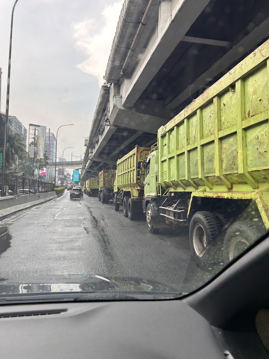 fendyishere's tweet photo. @PTJASAMARGA exit tol cilandak/fatmawati dari arah pondok pinang di penuhi parkir truk tanah di kanan jalan. Apakah  sekarang lahan tersebut memang di jadikan parkir resmi? Sama halnya di tol jorr exit arah bandara. Puluhan truk tanah parkir. Apakah ada tarif parkir? https://t.co/iVCZI8SQrp