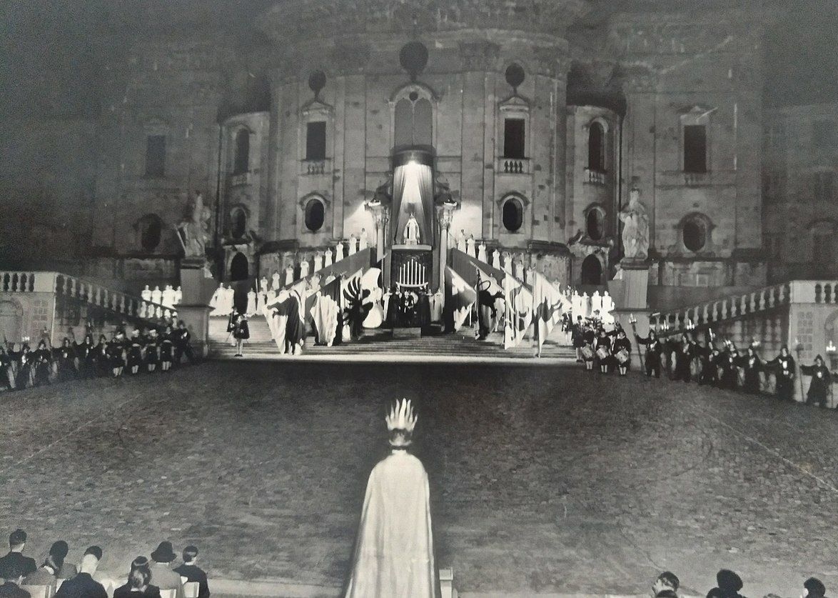 no_longer__grin's tweet photo. i've been freaking out about this fact for a whole fucking year!

in the photo from the 1935 (or 1934) play, based on the play El Gran Teatro del Mundo, the atmosphere is VERY SIMILAR to the one staged in bsd — about ability users

compare the composition

#bsd https://t.co/5HsCyQ2e7B